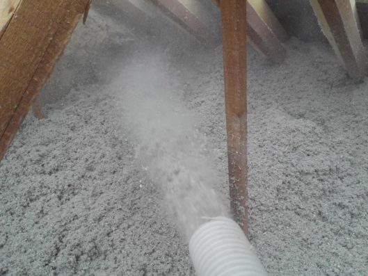 Ouate de cellulose au grenier - Isolation Majeau